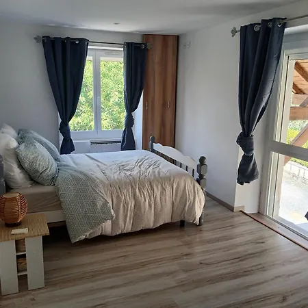 Дом отдыха Jolie Maison De Bourg Situee A 300m De La Riviere